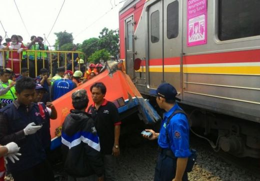 Kondisi Mayat Korban Tabrakan KRL Vs Metromini tak Utuh Lagi
