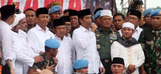 Terungkap... Ternyata Jokowi Berkali-kali Dicegah, Namun Tetap Ngotot Shalat Jumat Bersama Massa 212