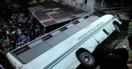 Diduga Rem Blong Bus Kampus Unand Kecelakan, Sopir dan Mahasiswa Terluka