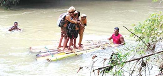 Miris... Murid-murid SD Ini Terpaksa Seberangi Sungai Pakai Rakit Pohon Pisang untuk ke Sekolah