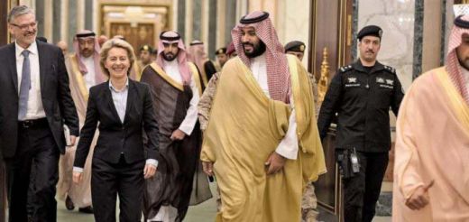 Tak Mau Tutup Aurat Saat Kunjungi Saudi, Menhan Jerman Panen Kecaman...