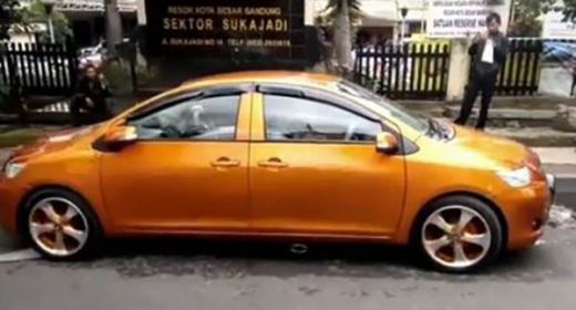 Mobil Ini Bermuka Dua, Berkeliaran di Jalan, Akhirnya Ditangkap Polisi