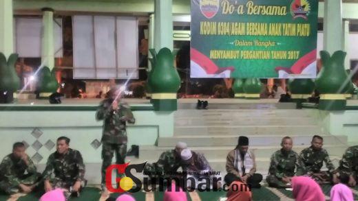 Awali Tahun Baru 2017, Prajurit TNI di Kodim 0304 Agam Ini Undang Anak Yatim dan Gelar Doa Bersama