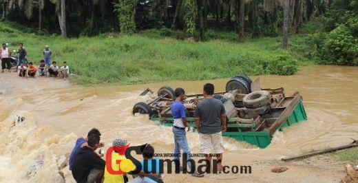 Truk Sawit Terguling di Jembatan Anak Sungai Batang Timpeh Dharmasraya