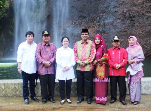 Menko PMK Puan Maharani foto bersama wagub Sumbar Nasrul abit dan bupati dan wakil bupati limapuluh kota saat meninjau kawasan wisata Lembah Harau