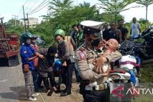 Polisi Evakuasi Balita Korban Kecelakaan di Jalinteng Sumatera