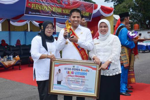 Walikota Hendri Arnis Dedikasikan Penghargaan Ayah Genre Untuk Generasi Muda Kota Padang Panjang