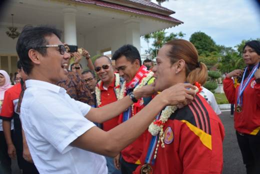 Kontingen Patriot Olahraga Sumbar PON XIX Jabar Disambut Kalungan Bunga Oleh Gubernur