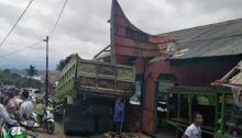 Rumah Makan di Pesisir Selatan Ditabrak Truk, Motor dan Mobil Ikut Diseruduk