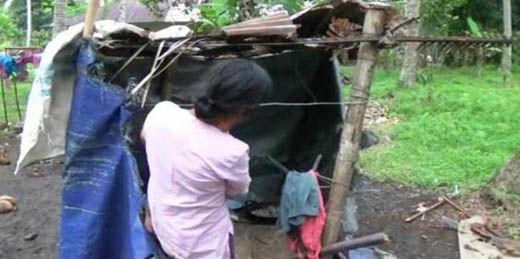 Wanita Ini Jadikan Pondok Sempit dan Reot untuk Tempat Tinggal Bersama Tujuh Anaknya