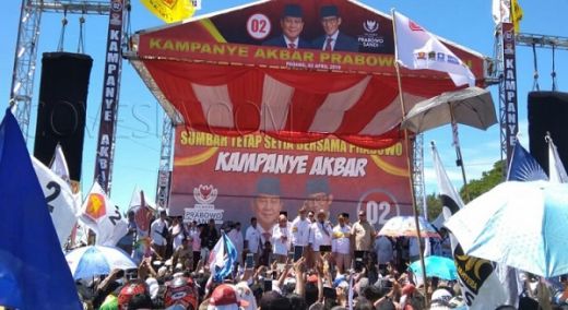 Kampanye di Pantai Padang, Prabowo Terharu Terima Sumbangan dari Tukang Bengkel