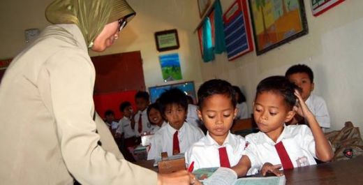 Pemko Padang Telah Membuat Guru SD PTT Tersenyum Bahagia, Ini Penyebabnya