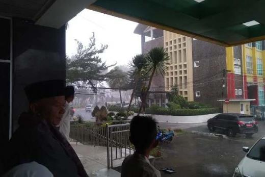 Hujan Lebat Guyur Sholat Id di Kantor Gubernur Sumbar