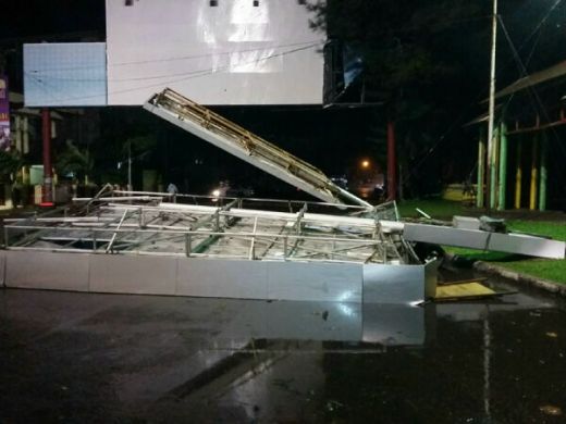 Kota Padang Dilanda Angin Kencang Disertai Hujan, Lampu Padam dan Ada Baliho Tumbang Timpa Sepeda Motor