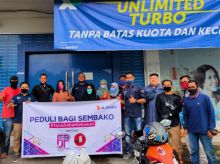 Peduli Masyarakat Terdampak Pandemi, XL Axiata Bagikan Sembako di Padang