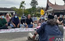 Demo ke Kantor DPRD Padang Pariaman, Mahasiswa Tuntut Penyelesaian Penyerahan Aset Hingga Tambak Udang