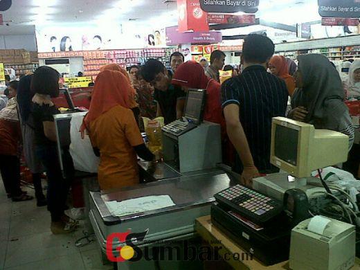 Lebaran Makin Dekat, Jalanan Mengarah ke Pasar Raya Padang Mulai Macet, Pusat Perbelanjaan Disesaki Pengunjung