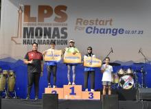 Menpora Dito Kalungkan Medali Juara LPS Monas Half Marathon 2023