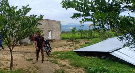 Atap Rumah Terbang dan Musala Rusak karena Hujan Badai di Solok Selatan