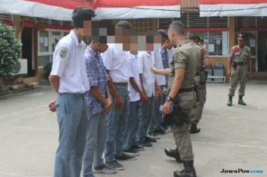 Cabut Sekolah dan Berjudi, 12 Pelajar SMA di Padang Digelandang Satpol PP