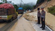 Diguyur Hujan, 2 Titik Jalan Lintas Riau-Sumbar Tertimbun Longsor