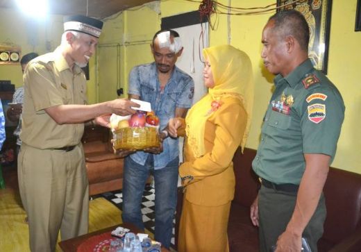 Walikota Mahyeldi Bezuk Anggota TNI Korban Pengeroyokan Preman