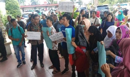 Tak Lolos Administrasi CPNS, Puluhan Guru Honorer Demo di Kantor DPRD