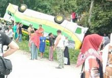 Bus Terbalik di Jalan Menuju Objek Wisata Cinangkiak Solok