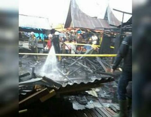 Minggu Pagi Pasar Padang Panjang Terbakar, Pedagang Berusaha Selamatkan Dagangan