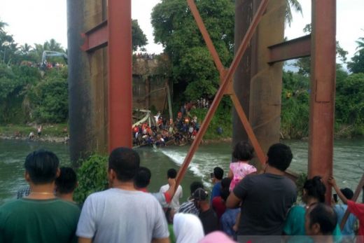 Polisi Selidiki Ambruknya Jembatan Kayu Gadang di Padang Pariaman