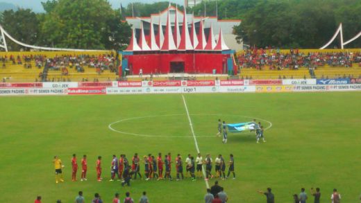 Semen Padang Menjamu Persela; Stadion Agus Salim Sepi Penonton