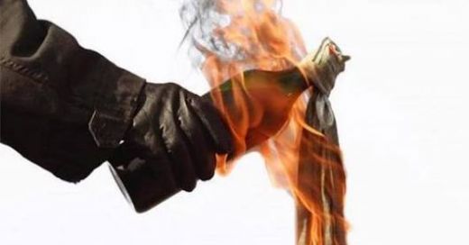 Diduga Gunakan Bom Molotov, Mobil Milik Seorang Pengunjung Cafe di Bukittinggi Ini Nyaris Hangus Terbakar