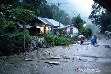 Lima Rumah Warga Tanjungraya Tertimbun Longsor, Akses Jalan Muko-muko ke Maninjau Terganggu