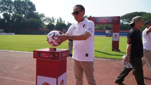 Diinisiasi Prabowo Subianto, Iwan Bule Lakukan Kick-off Solo Raya Premier League 2023