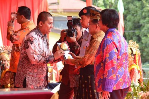 Wako Padang Panjang Hendri Arnis menerima Piala Adipura dari Wapres RI Jusuf Kalla. (Humas). (Humas)