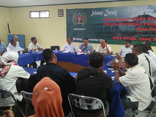 Sekretariat Humas DPRD Padang dan PWI Jabar Saling Berbagi Ilmu