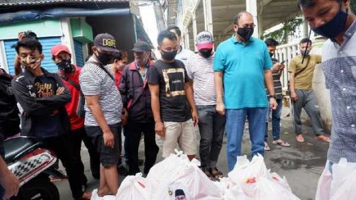 Mudik Dilarang, IKM Bagi-bagi Sembako ke Perantau Minang di Pasar Tanah Abang