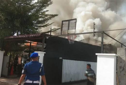 Diduga Akibat Pendingin Ruangan Meledak, Pabrik Roti di Padang Terbakar Saat Libur Idul Fitri