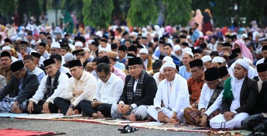 Ribuan Masyarakat Dharmasraya Padati Halaman Kantor Bupati, Laksanakan Shalat Idul Fitri