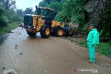 Tanah Longsor Tutup Jalan Provinsi Agam - Padang Pariaman