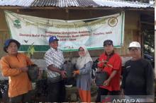 Unand Serahkan Bibit Durian Rajo, Malin, Aisyah dan Sangkiang ke Pekebun Batu Busuk Padang