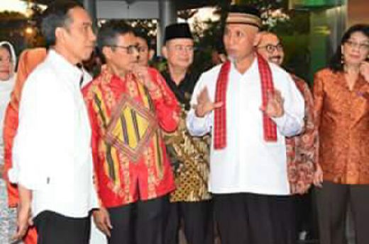 Sampai di Padang, Presiden Jokowi Terkesima dengan Pakaian Adat Minang