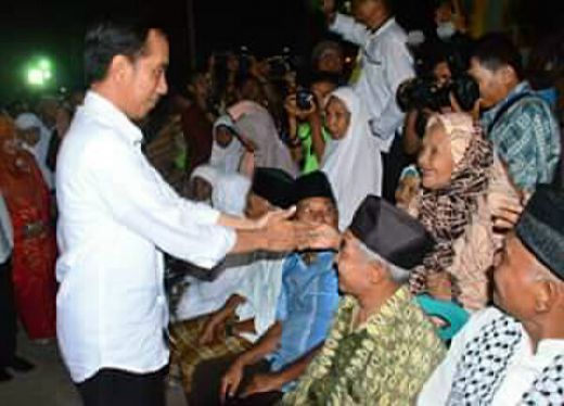 Terima Sembako dari Presiden, Warga Padang: Lebaran Kali Ini Lebih Meriah