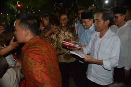Usai Shalat Tarawih, Presiden Jokowi Blusukan ke Seberang Padang Bagikan Buku dan Paket Lebaran