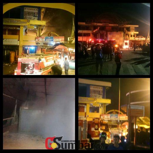 Terbakar, Pengunjung Jam Gadang Dikejutkan dengan Kobaran Api yang Muncul dari Kios Depan Blok A Pasar Atas Bukittinggi