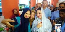 Kunjungi Pasar Raya Padang, Titiek Soeharto Disambut Riuh Emak-emak