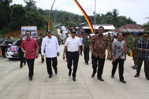 Kunjungi Tanah Datar, Gubernur Sumbar Resmikan Jembatan Rajo Mantari