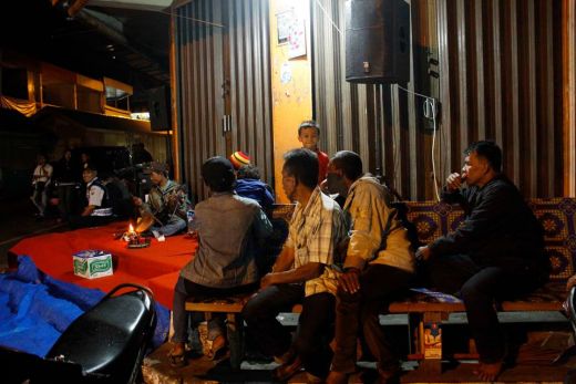 Rabab Pasisia Pecahkan Keheningan Malam di Pasar Padang Panjang