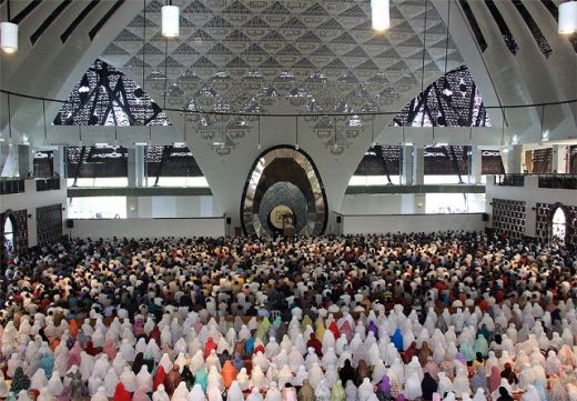 Tarawih Bersama di Mesjid Raya, Gubernur Sumbar Ajak Warga Perbanyak Ibadah di Bulan Ramadan