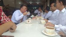 Iwan Bule Sambangi Kedai Kopi Kok Tong di Siantar, Pengunjung Berteriak Prabowo Presiden
